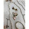Image 24 : COLLECTION OF ASSORTED VINTAGE COSTUME JEWELRY