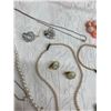 Image 25 : COLLECTION OF ASSORTED VINTAGE COSTUME JEWELRY
