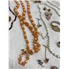 Image 7 : COLLECTION OF ASSORTED VINTAGE COSTUME JEWELRY