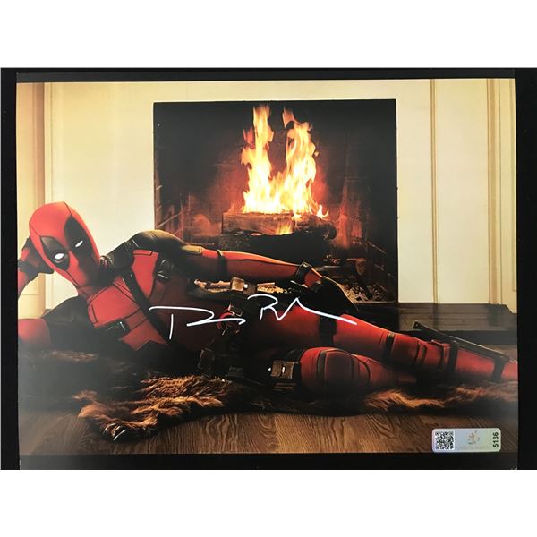 RYAN RENOLDS SIGNED DEADPOOL 8X10 - CELEBRITY AUTHENTICS COA