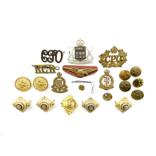 ASSORTED WWII CANADIAN / BRITISH BADGES AND BUTTONS LOT