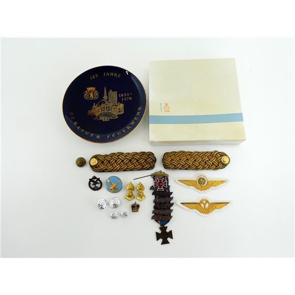 ASSORTED MILITARY BADGES, BUTTONS, PLATE, ETC. LOT