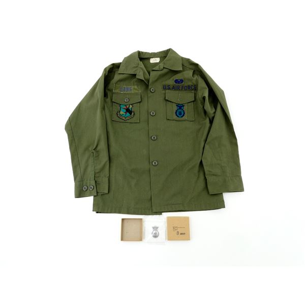 U.S. MILITARY VIETNAM WAR ERA AIR FORCE / AIR POLICE SHIRT AND BADGE LOT