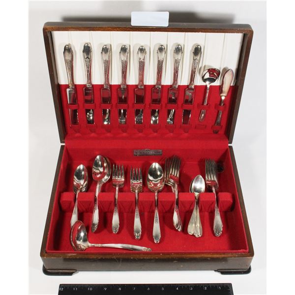 WM ROGERS & SON VINTAGE CUTLERY SET