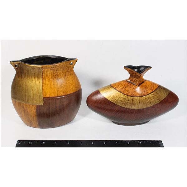 SET OF TWO VASES