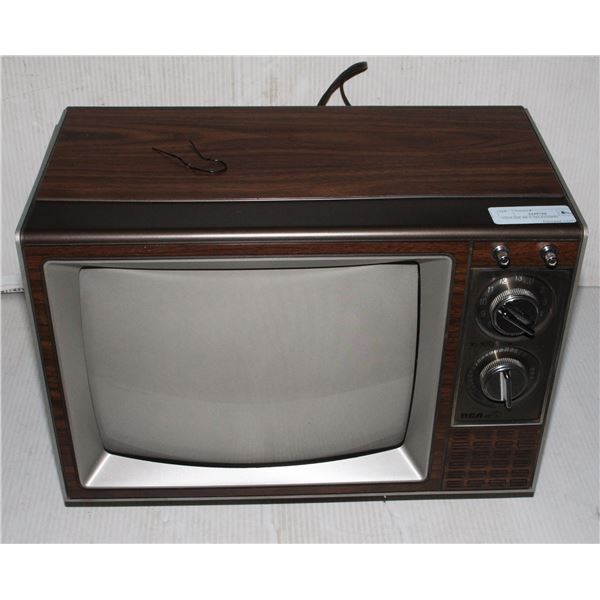 VINTAGE RCA TELEVISION *ONLY PARTIALLY WORKING, SOUND WORKS