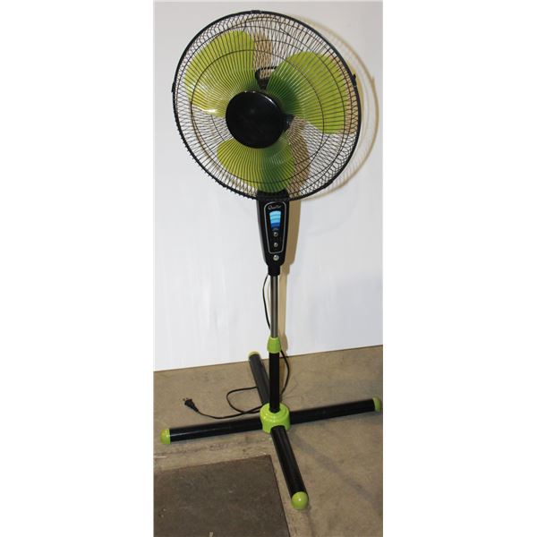 BLACK FLOOR FAN
