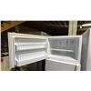 Image 2 : KENMORE 30" WIDE SWING DOOR REFRIGERATOR WITH TOP FREEZER