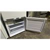 Image 5 : SAMSUNG 32" WIDE SWING DOOR REFRIGERATOR WITH BOTTOM FREEZER DRAWER