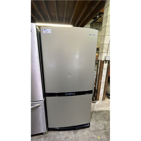 SAMSUNG 32" WIDE SWING DOOR FRIDGE WITH BOTTOM FREEZER DRAWER