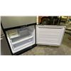 Image 4 : SAMSUNG 32" WIDE SWING DOOR FRIDGE WITH BOTTOM FREEZER DRAWER