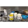 Image 3 : SHELF OF ASSORTED ITEMS INCLUDING; MUFFIN PAN, MUGS, BOWLS & MORE