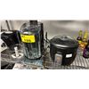 Image 3 : SHELF OF ASSORTED ITEMS INCLUDING; TOASTER, JUICER, HOT SAUCE & MORE