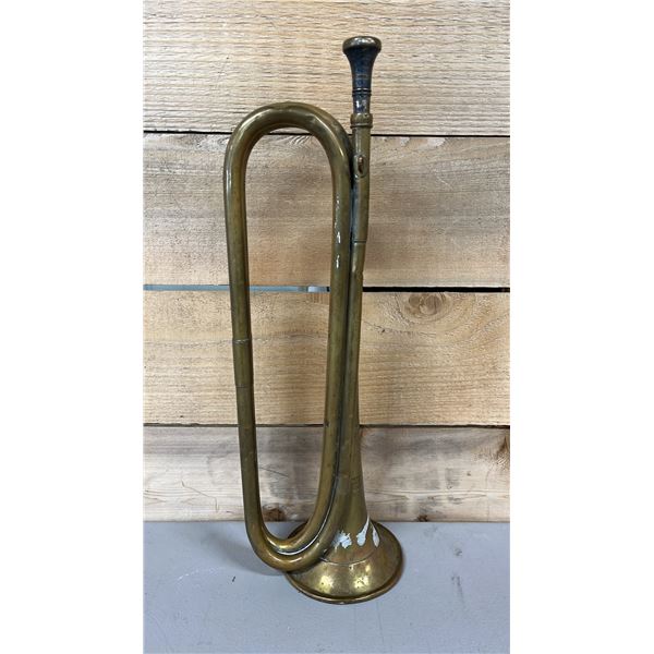 VINTAGE BRASS BUGLE: CLASSIC MILITARY STYLE