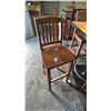 Image 3 : BAR HEIGHT TABLE 34" X 34" WITH (4) CHAIRS