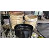 Image 2 : SHELF OF BAMBOO STEAMERS, PLASTIC FOOD BASKETS, PLASTIC TRAYS & GLASS SERVING PLATES