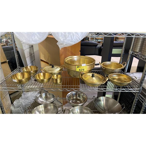 SHELF OF ASSORTED METAL COOKWARE & BOWLS