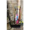 Image 3 : ASSORTED SHOVELS, MOPS AND RAKE