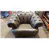 Image 1 : LEATHER LIKE BUTTON TUFTED TUB CHAIR