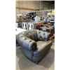 Image 2 : LEATHER LIKE BUTTON TUFTED TUB CHAIR
