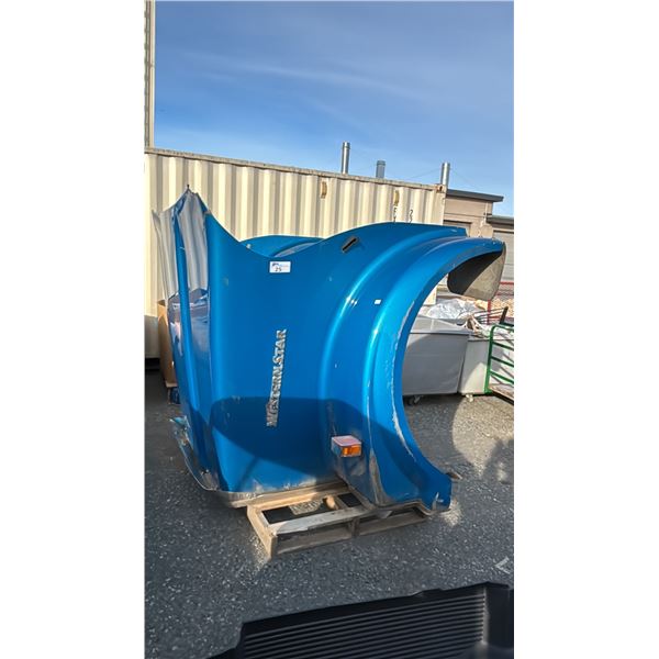 WESTERN STAR SEMI TRUCK FIBERGLASS HOOD (TOP CORNERS DAMAGED)