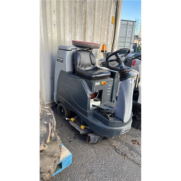 ADVENGER ECOFLEX RIDE ON FLOOR SCRUBBER WITH KEY