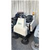 Image 2 : TENNANT 6100 RIDE ON FLOOR SCRUBBER WITH KEY