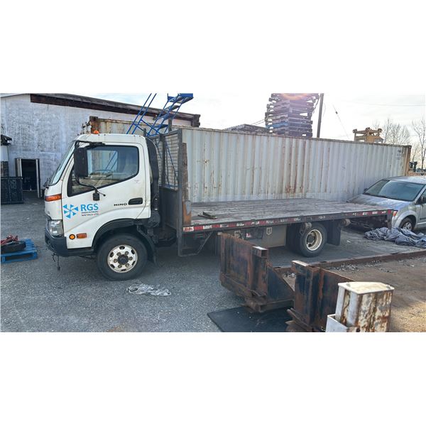 2010 HINO 155, 2DR CAB OVER, 2DR FLAT DECK TRUCK, WHITE, VIN 2AYUX11H6A9000057,