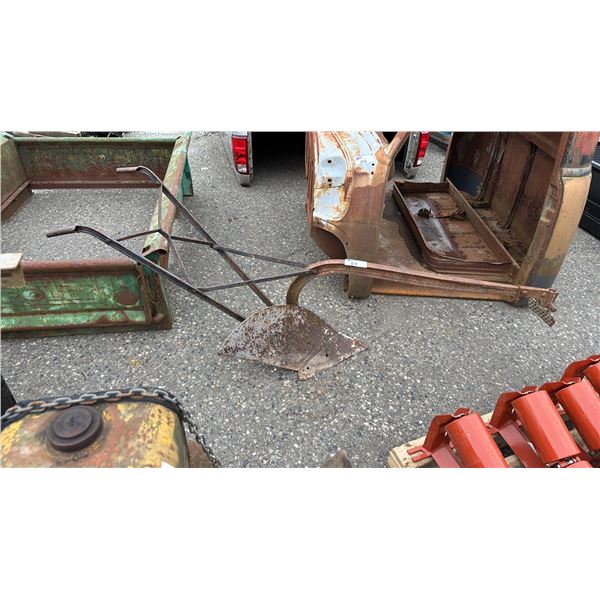 ANTIQUE SINGLE HAND PLOW