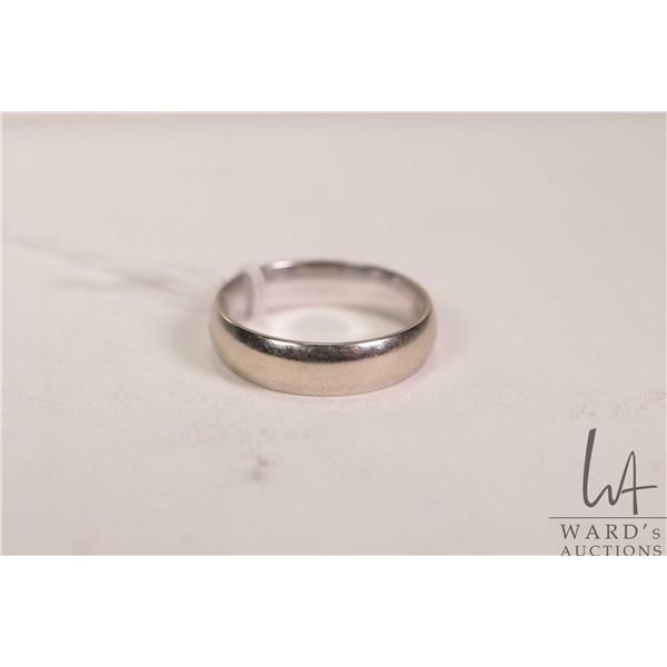 14kt white gold band, 4.5 grams, size 7.5