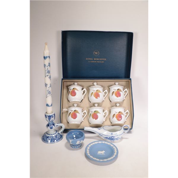 Selection of Porcelain Collectibles including box set of 6 Royal Worcester lidded dishes, 2 small pi