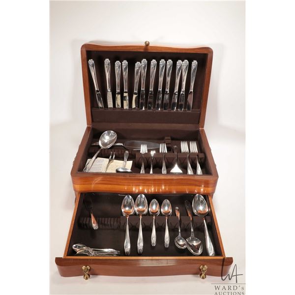 Wooden canteen containing a selection of Rogers Bros. Daffodil silver plate flatware including setti