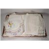 Image 2 : Large selection of embroidered and table linens, tray cloths, doilies etc.
