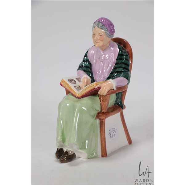 Royal Doulton figurine " The Family Album" HN2321