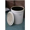 Image 2 : Lidded six gallon USA stoneware crock