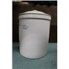Image 4 : Lidded six gallon USA stoneware crock