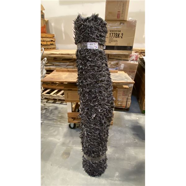 BLACK/GREY SHAG RUG APPROX 5' X 7'