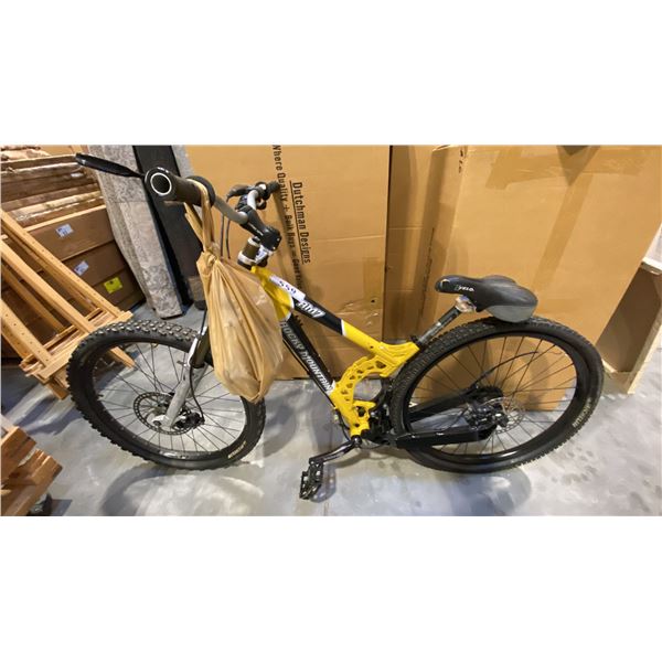 ROCKY MOUNTAIN RM7 8 SPEED FRONT SUSPENSION MOUNTAIN BIKE WITH FULL DISC BRAKES WITH SPARE PARTS