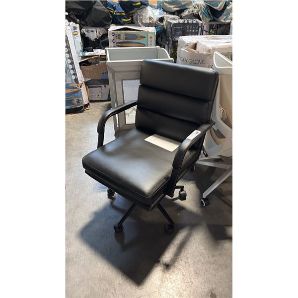 BLACK LOW BACK OFFICE CHAIR
