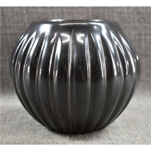 SANTA CLARA PATTERY JAR (ANGELA BACA)