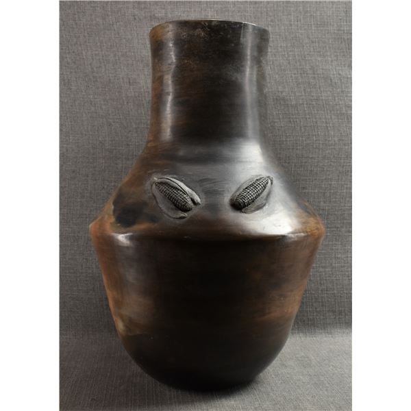 NAVAJO POTTERY VASE (LORAIN WILLIAMS)
