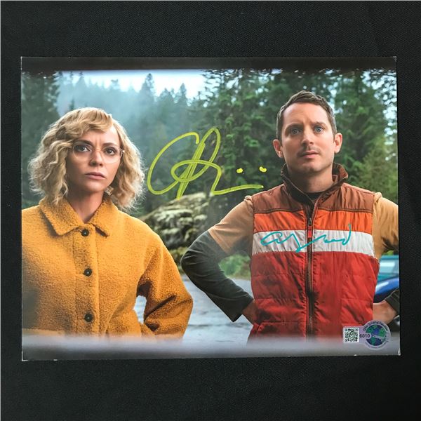 ELIJAH WOOD AND CHRISTINA RICCI DUAL SIGNED YELLOWJACKETS 8X10 - WWOC COA