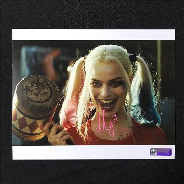 MARGOT ROBBIE SIGNED HARLEY QUINN 9X10 - CELEBRITY COA