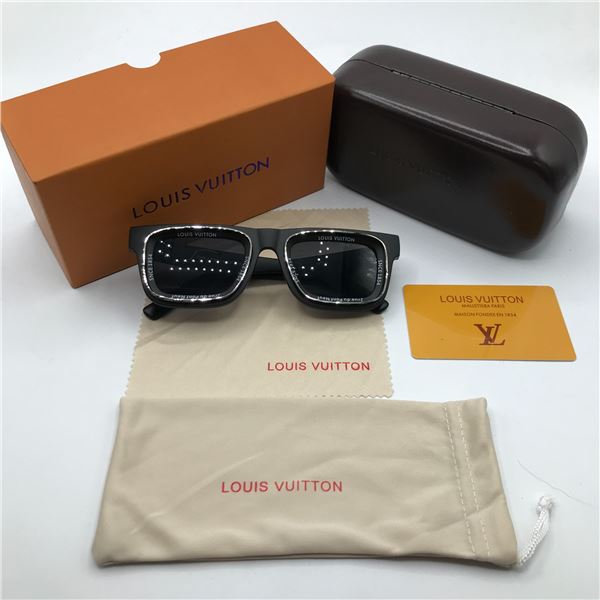 BNIB SUNGLASSES WITH ACCESSORIES