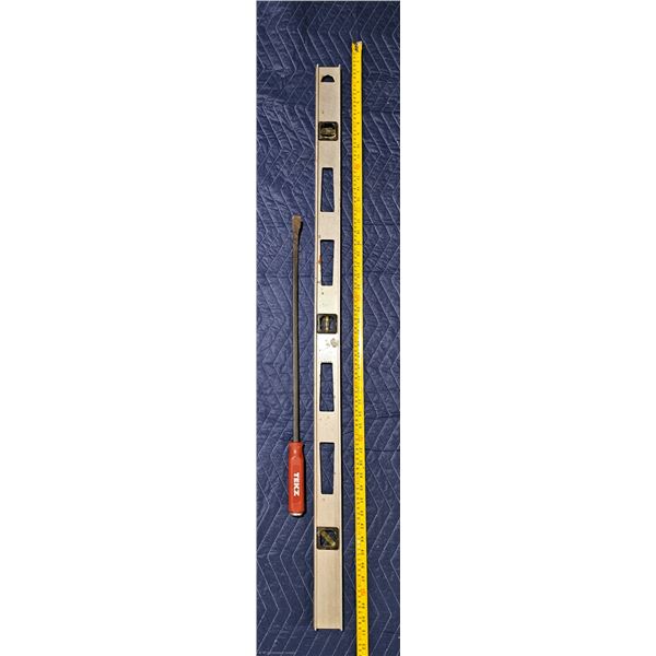 Level & Pry Bar
