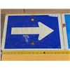Image 4 : Arrow and TO highway signs