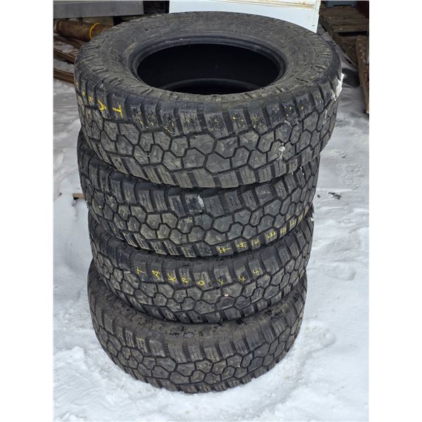 Cooper discoverer tires x4- 265/70R17