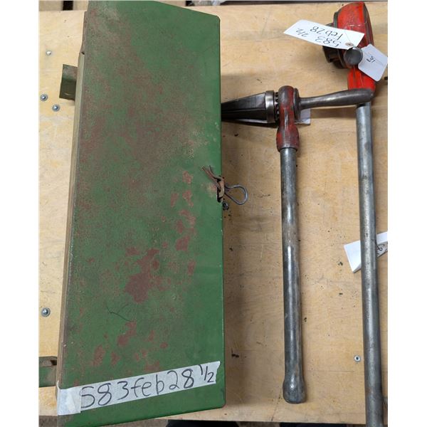 Rigid pipe thread ser- has cutter, threader, bits