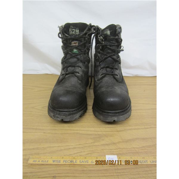 Pair of Dokota Grizzly Hard Toe Work Boots Size 11