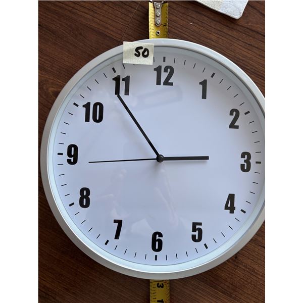 Working Battery Operated Clock - 1 AA battery (not included)